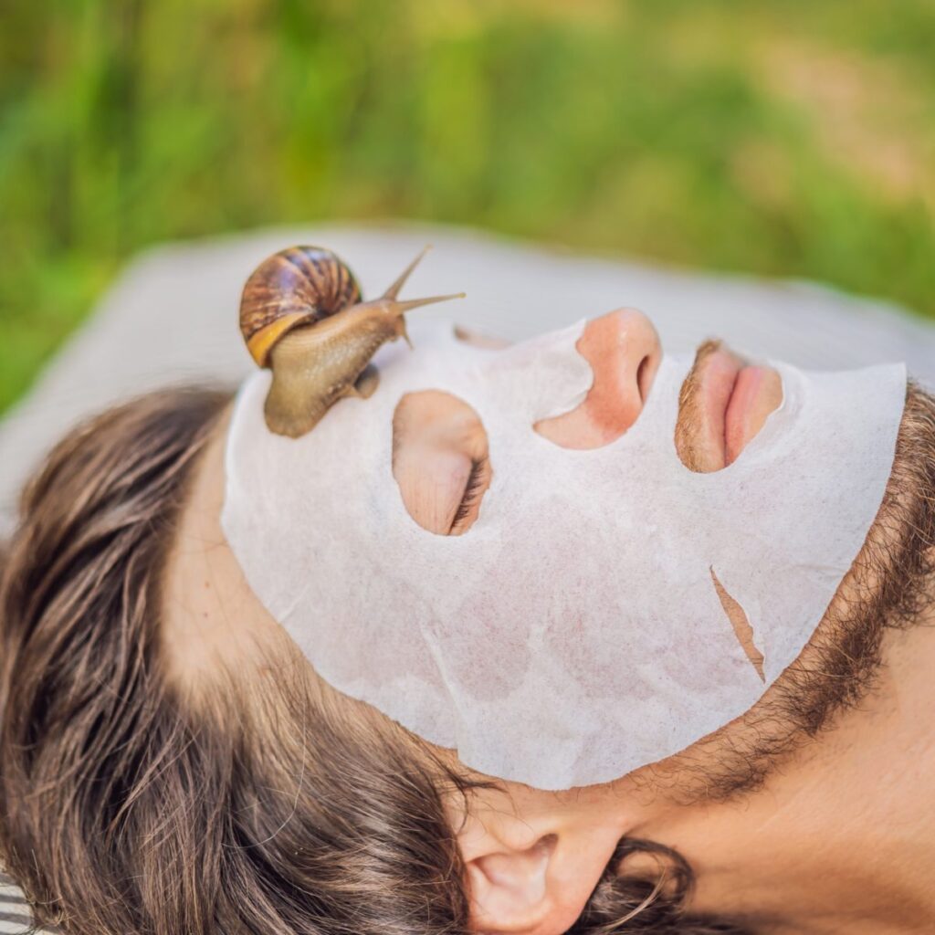 mężczyzna z maską