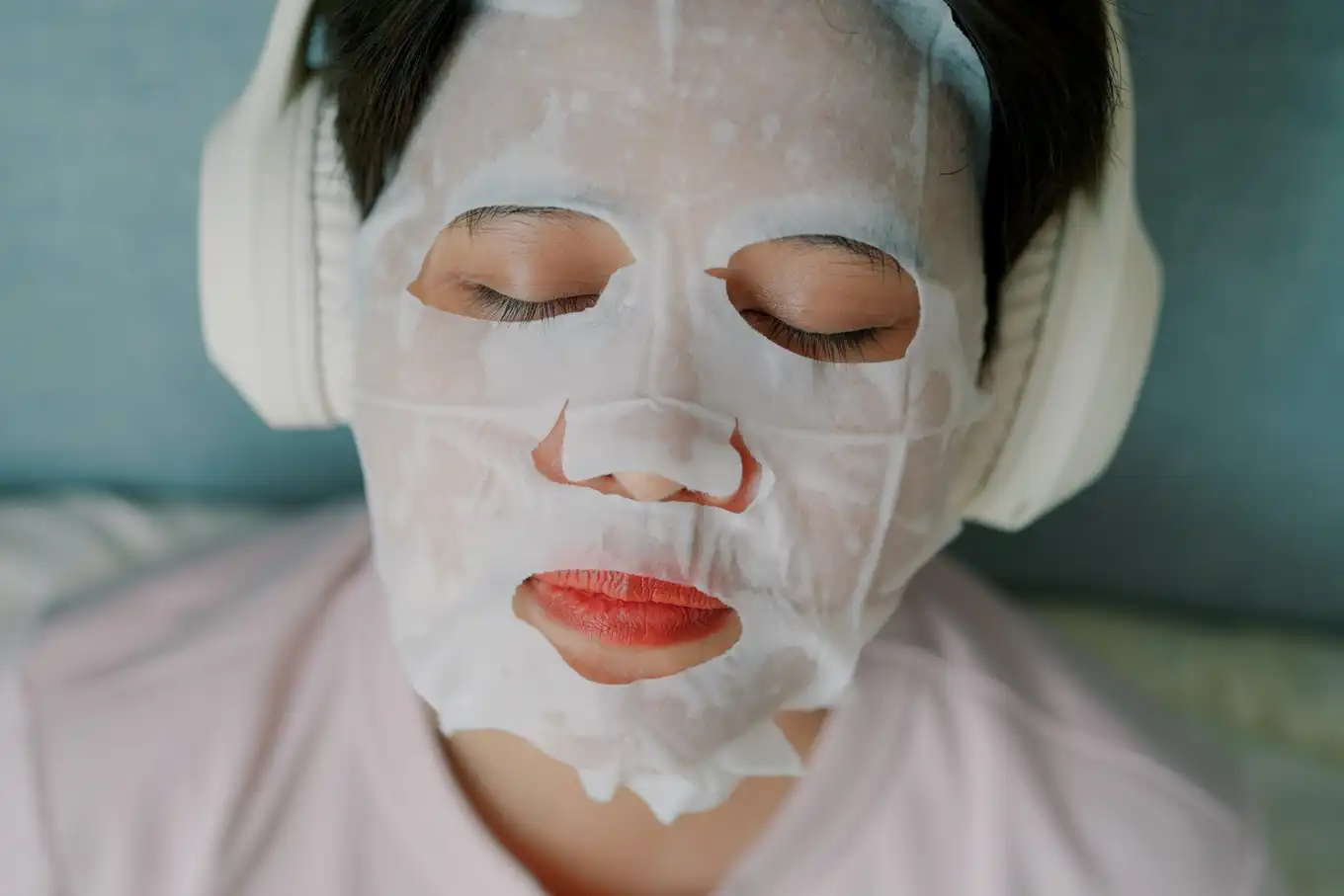 kobieta z maseczką w płachcie na twarzy